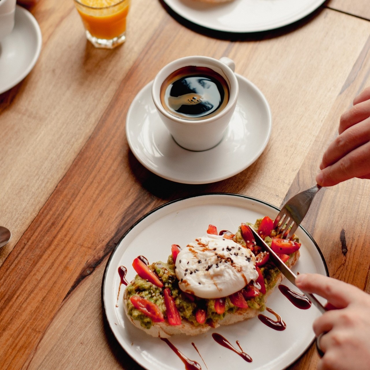 Cafe con leche mas una tostada de avocado.